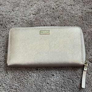Kate spade wallet. Like new.